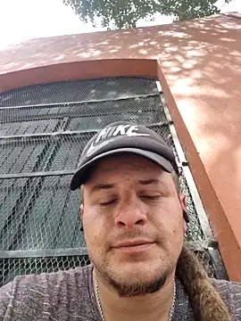 Snapshot of TusOjitosClaros69 chatting on 09-17-25, 04:09 TusOjitosClaros69 online show from 09-17-25, 04:09