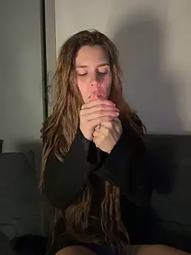 EmiliaCatalina online show from 04-15-26, 01:00