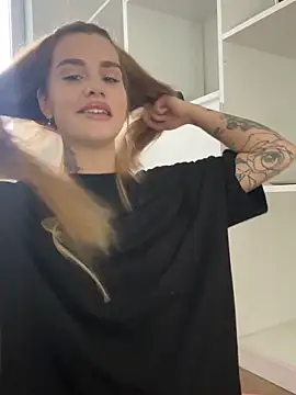 EmiliaCatalina online show from 10-25-25, 08:53