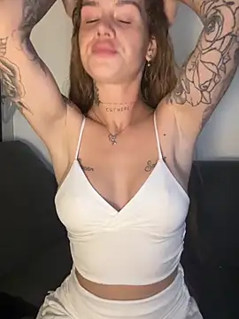 EmiliaCatalina online show from 04-19-26, 12:55