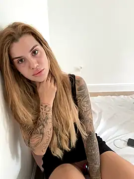 EmiliaCatalina online show from 09-25-25, 07:31