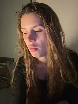 EmiliaCatalina online show from 04-10-26, 11:45