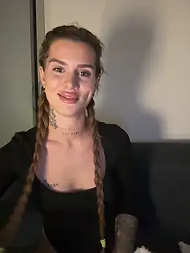 EmiliaCatalina online show from 04-12-26, 12:36