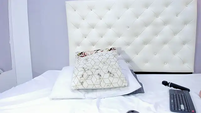 NICOLSKINNY1 online show from 09-26-25, 08:49