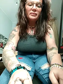 EllieOz online show from 10-06-25, 04:08