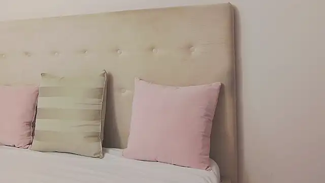 CassieHilton online show from 10-31-25, 07:43