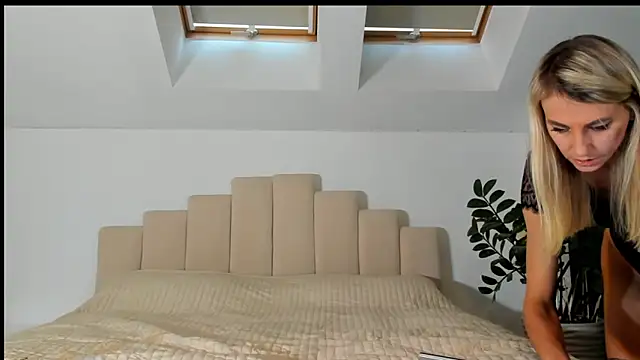 Snapshot of LunAnna chatting on 09-25-25, 02:12 LunAnna online show from 09-25-25, 02:12