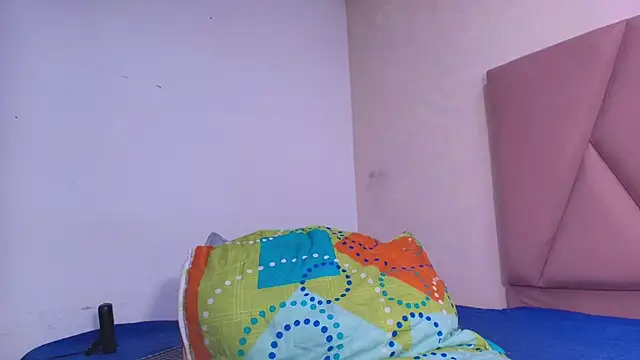 arl chloee online show from 10-31-25, 03:03