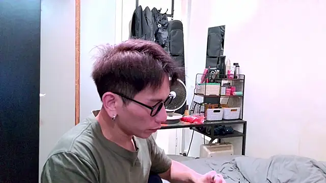 Snapshot of UndreamtM chatting on 02-15-26, 02:05 UndreamtM online show from 02-15-26, 02:05