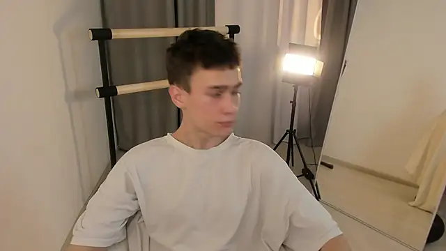 Snapshot of Kevin_Kesi chatting on 11-17-25, 04:33 Kevin Kesi online show from 11-17-25, 04:33