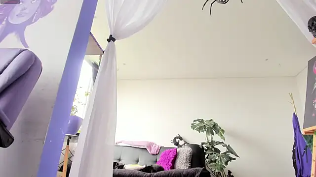 Snapshot of witchviolet chatting on 10-16-25, 04:37 witchviolet online show from 10-16-25, 04:37