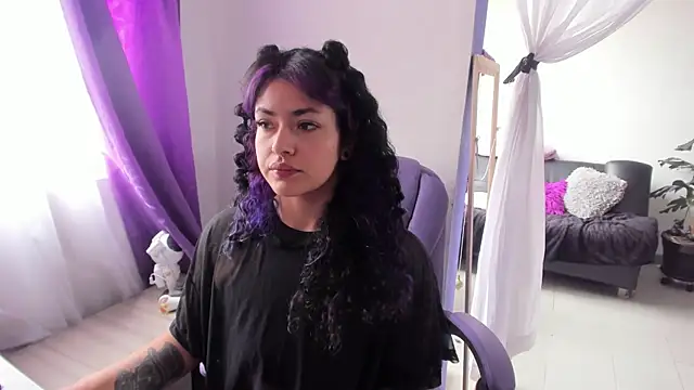 Snapshot of witchviolet chatting on 10-01-25, 04:11 witchviolet online show from 10-01-25, 04:11