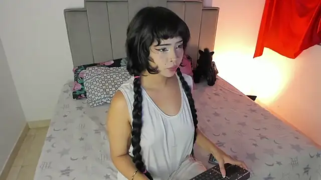 chloe watson  online show from 07-25-26, 11:22