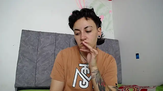 linda 33 online show from 12-15-25, 04:35