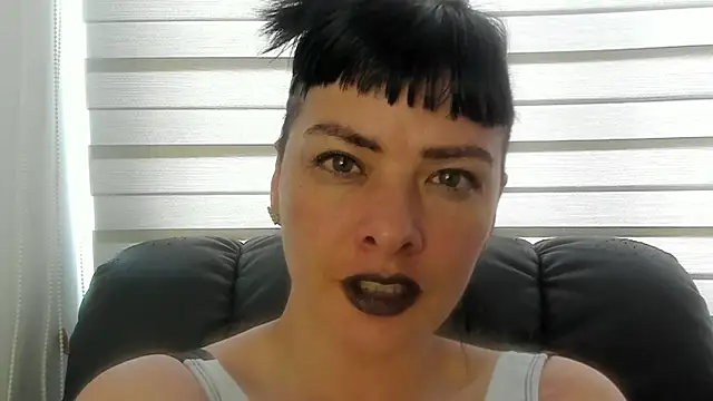 Snapshot of queen_fetish chatting on 07-26-26, 09:00 queen fetish online show from 07-26-26, 09:00
