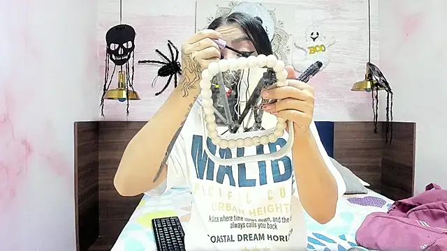 AnneDixie online show from 10-28-25, 03:07