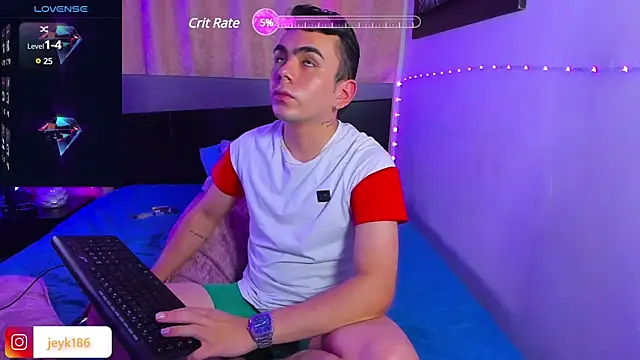 Snapshot of Jey_keler1 chatting on 03-10-25, 01:12 Jey keler1 online show from 03-10-25, 01:12