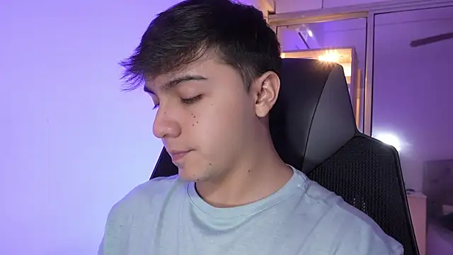 Snapshot of aron__cooper chatting on 11-13-25, 09:51 aron cooper online show from 11-13-25, 09:51