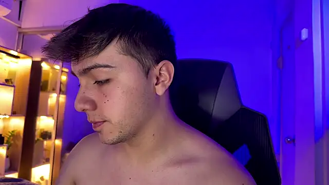 Snapshot of aron__cooper chatting on 09-29-25, 02:18 aron cooper online show from 09-29-25, 02:18