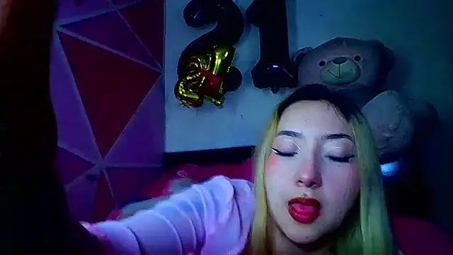 Snapshot of Barbie_girl_69 chatting on 10-13-25, 02:35 Barbie girl 69 online show from 10-13-25, 02:35