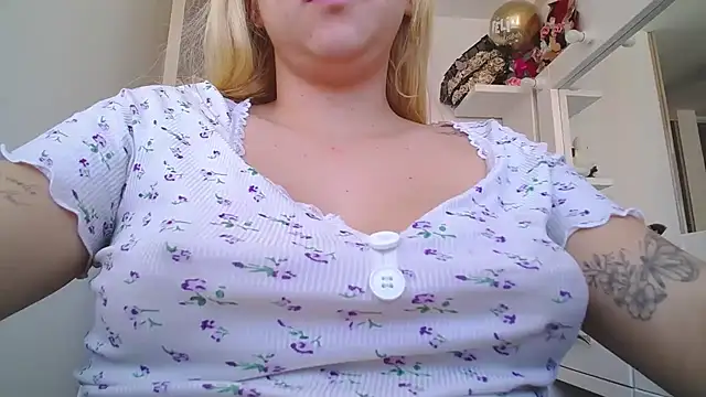 Snapshot of Barbie_girl_69 chatting on 02-27-26, 04:07 Barbie girl 69 online show from 02-27-26, 04:07