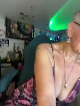 Snapshot of TrenaAnne chatting on 03-20-25, 02:32 TrenaAnne online show from 03-20-25, 02:32