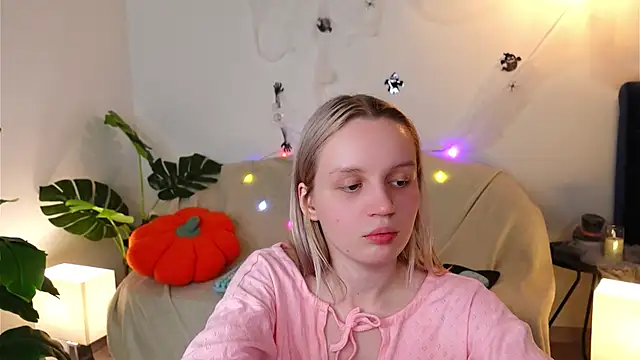 Beatrica Klein online show from 10-17-25, 03:58