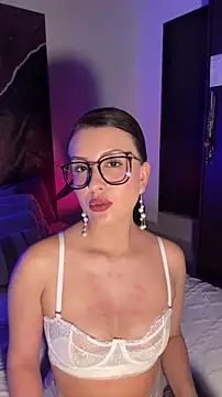 EmaSaenz online show from 12-22-25, 09:04