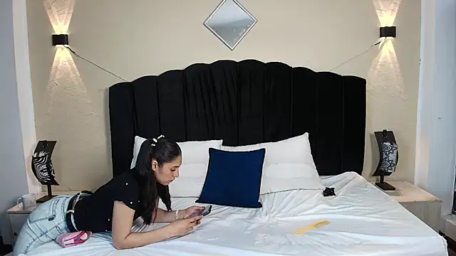 Snapshot of Ambarross chatting on 10-13-25, 08:10 Ambarross online show from 10-13-25, 08:10