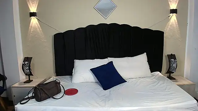 Snapshot of Ambarross chatting on 10-14-25, 07:36 Ambarross online show from 10-14-25, 07:36