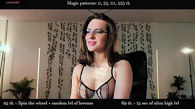 Snapshot of Alicia_x_art chatting on 06-20-26, 04:23 Alicia x art online show from 06-20-26, 04:23