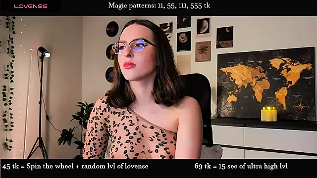 Snapshot of Alicia_x_art chatting on 06-12-26, 07:33 Alicia x art online show from 06-12-26, 07:33