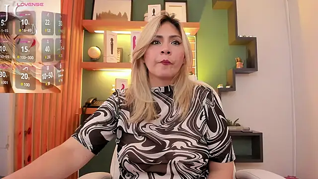 Snapshot of Melanie_silver_ chatting on 03-11-25, 09:48 Melanie silver online show from 03-11-25, 09:48