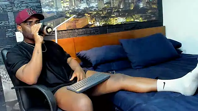 Snapshot of thomas_santtos1 chatting on 03-11-25, 11:47 thomas santtos1 online show from 03-11-25, 11:47