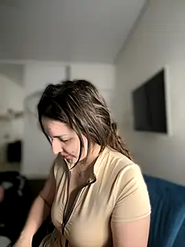 HoneySweetBee online show from 11-28-25, 11:16