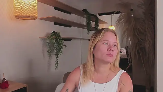 Snapshot of stefanny_ruiz_ chatting on 03-19-25, 12:34 stefanny ruiz online show from 03-19-25, 12:34