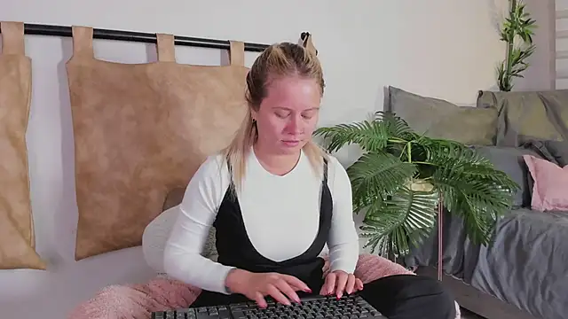 Snapshot of stefanny_ruiz_ chatting on 02-23-25, 02:14 stefanny ruiz online show from 02-23-25, 02:14