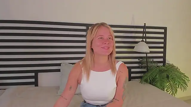 Snapshot of stefanny_ruiz_ chatting on 02-17-25, 12:49 stefanny ruiz online show from 02-17-25, 12:49