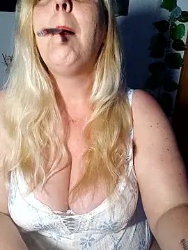 BecciDeluxe online show from 04-17-26, 10:01
