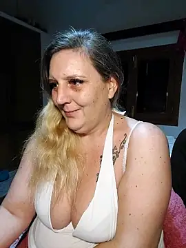 BecciDeluxe online show from 11-26-25, 10:54