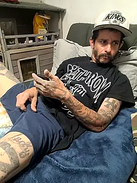 Snapshot of LongDickZee562 chatting on 10-19-25, 09:56 LongDickZee562 online show from 10-19-25, 09:56