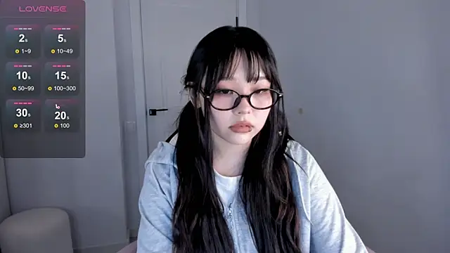 Snapshot of hee_young11 chatting on 09-21-25, 08:03 hee young11 online show from 09-21-25, 08:03