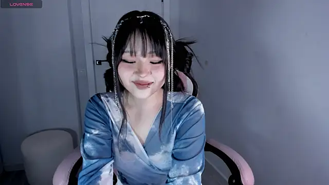 hee young11 online show from 10-25-25, 05:35