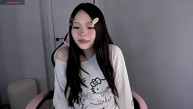 Snapshot of hee_young11 chatting on 10-19-25, 03:48 hee young11 online show from 10-19-25, 03:48
