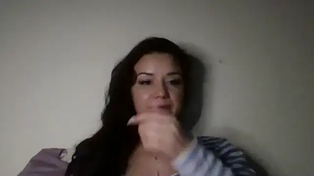 Snapshot of Linusya chatting on 10-26-25, 04:51 Linusya online show from 10-26-25, 04:51