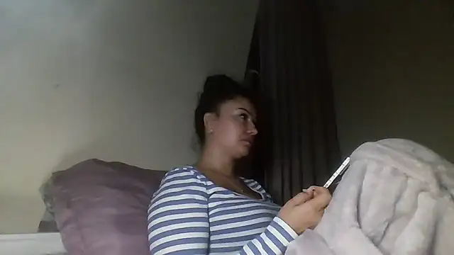 Snapshot of Linusya chatting on 10-14-25, 05:57 Linusya online show from 10-14-25, 05:57