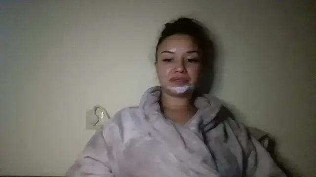 Snapshot of Linusya chatting on 10-24-25, 02:27 Linusya online show from 10-24-25, 02:27