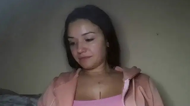 Snapshot of Linusya chatting on 10-28-25, 04:39 Linusya online show from 10-28-25, 04:39