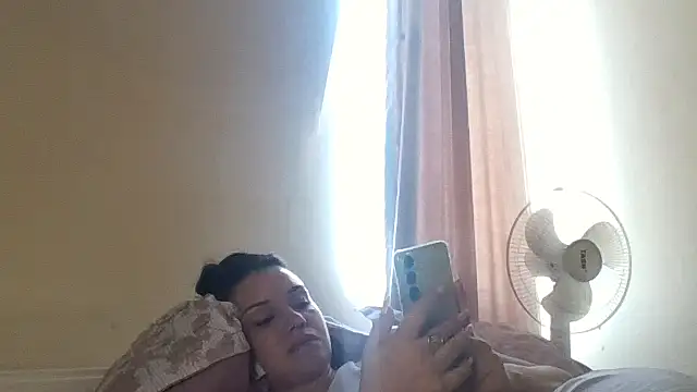 Snapshot of Linusya chatting on 10-08-25, 11:34 Linusya online show from 10-08-25, 11:34