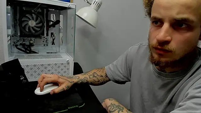 Snapshot of layneinchains chatting on 11-19-25, 04:18 layneinchains online show from 11-19-25, 04:18